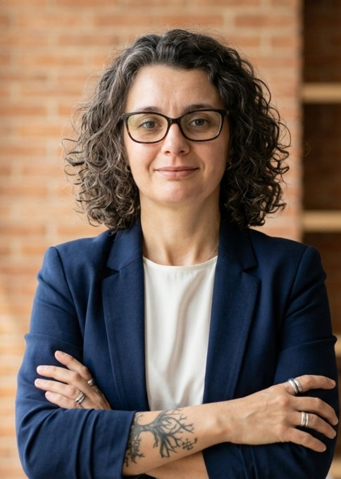 Woman-with-glasses-202604221706.jpg
