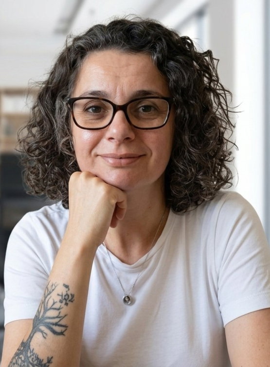 Woman-wearing-glasses-202604221627-2-.jpg