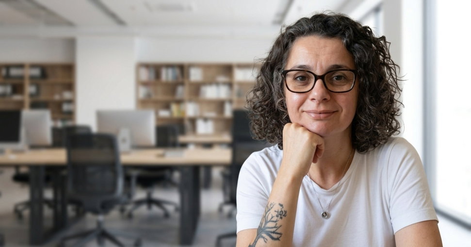 Woman-wearing-glasses-202604221627-2-.jpg